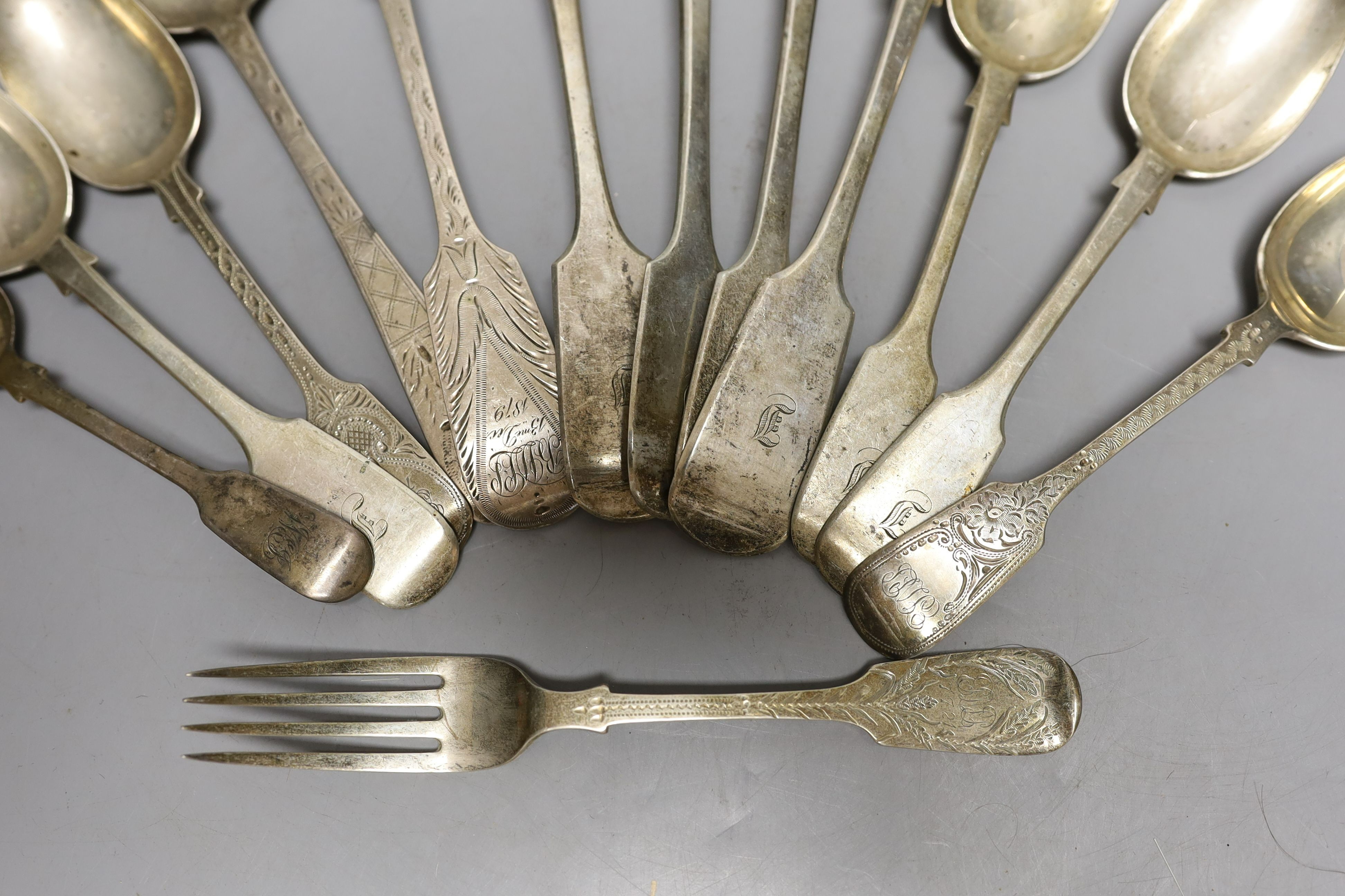 Thirteen items of assorted 19th century and later silver flatware, various dates and makers, 23oz.